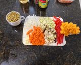 Foto del paso 2 de la receta: Pollo con verduras salteadas para rapiditas