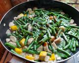Foto langkah ke 4 dari resep Cah Kacang Panjang Bakso Tahu.
