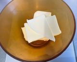 Une image de l'étape 1 de Gâteau aux groseilles noires, citron et crème.