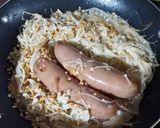 Hình bước làm 4 của món Miến trộn nấm kim châm và dồi heo và trứng keto