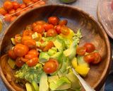 Foto del paso 7 de la receta: Guiso de carne con papas fritas y ensalada palta, mango y tomate