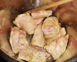 Foto del paso 2 de la receta: Paticas o manitas de cerdo con zanahoria