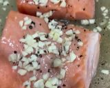 Foto del paso 3 de la receta: Sabor a mi: Salmón 🍣 con ajo