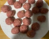 Foto del paso 2 de la receta: Albóndigas en salsa de vino tinto y patatas aromatizadas con albahaca 🌿