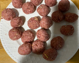 Foto del paso 2 de la receta: Albóndigas en salsa de vino tinto y patatas aromatizadas con albahaca 🌿