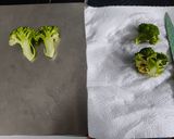 Foto langkah ke 2 dari resep Roasted Broccoli Parmesan.