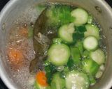 Foto langkah ke 4 dari resep Sayur Bening Oyong Wortel.
