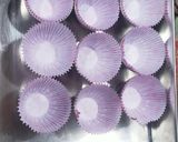 Foto langkah ke 5 dari resep Cupcake pisang panggang rasa taro dan original.