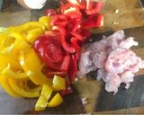 รูปขั้นตอนการทำที่ 1 ของ ผัดพริกหยวกใส่หมู 青椒炒猪肉