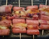 Foto del paso 3 de la receta: Brochetas de salchichas súper tiernas, piña, bacon y dátiles 😄