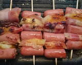 Foto del paso 3 de la receta: Brochetas de salchichas súper tiernas, piña, bacon y dátiles 😄
