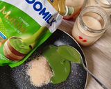 Foto langkah ke 5 dari resep Puding Strawberry Matcha Latte.