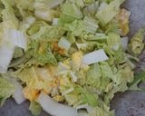 Foto langkah ke 2 dari resep Tumis telur sawi putih.