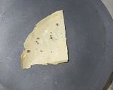 A picture of step 2 of Sandwich Masala Papad.