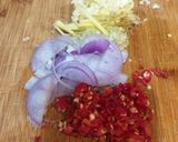 Foto langkah ke 2 dari resep Ikan goreng saus asam pedas.
