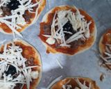 صورة لخطوة 1 من وصفة ميني بيتزا