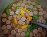 Foto langkah ke 5 dari resep Sop Merah Ayam Wortel Sosis.