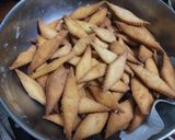 बाजरी आणि गव्हाच्या पिठाच्या गोड कापण्या (Bajri Gavachya Pithachya Kapnya Recipe In Marathi) रेसिपी स्टेप 5 फोटो 