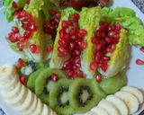 Foto del paso 1 de la receta: Ensalada de cogollos y frutas variadas con salsa de soja