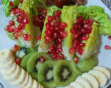 Foto del paso 1 de la receta: Ensalada de cogollos y frutas variadas con salsa de soja
