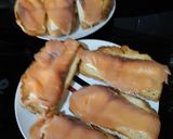 Foto del paso 2 de la receta Tostadas con queso brie y salmón ahumado