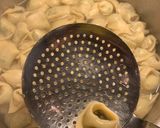 Foto del passaggio 4 della ricetta Tortelli di pesce al sugo di olive nere