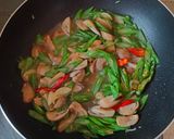 Foto langkah ke 3 dari resep Tumis Buncis Jamur.