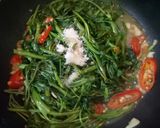 Foto langkah ke 3 dari resep Tumis kangkung terasi.