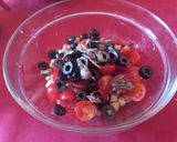 Foto del passaggio 4 della ricetta Insalata di ceci con pomodorini, olive nere e acciughe