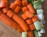 Foto del paso 1 de la receta: Brócoli, Puerro y Zanahoria Rehogadas con Cerdo a la Plancha