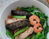 Hình bước làm 3 của món Bánh đa đỏ tôm chả cá