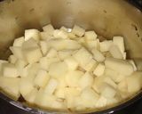 Foto del paso 1 de la receta: Tortilla de papas y cebollas con ensaladas 😉