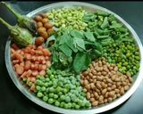 लेकुरवाळी भोगीची भाजी (bhogichi bhaji recipe in marathi) रेसिपी स्टेप 1 फोटो 