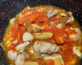 Foto del paso 3 de la receta: Pollo en salsa y verduritas. (Comida aprovechamiento)