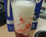 Foto langkah ke 3 dari resep Strawberry latte by mamitakaeshi.