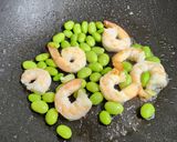 A picture of step 4 of Low-Fat Lunchbox Recipe 03: Stir-Fried Shrimp with Edamame.