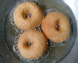 Foto langkah ke 4 dari resep Donat Tanpa Ulen.