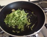 Foto del passaggio 2 della ricetta Risotto con crema di gorgonzola, zucchine e speck croccante