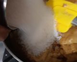 A picture of step 2 of Besan Horlicks halwa.