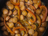 Salchichas en salsa con pimiento rojo