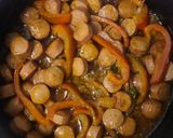 Foto del paso 4 de la receta: Salchichas en salsa con pimiento rojo