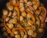 Foto del paso 4 de la receta: Salchichas en salsa con pimiento rojo