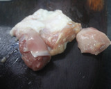 Foto del paso 4 de la receta: Contramuslo de pollo rebozado con pimientos fritos