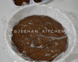 Foto langkah ke 3 dari resep Tokyo Banana Chocolate Roll Cake.