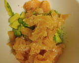 Foto del paso 1 de la receta: Tartar de salmón y aguacate con mango, pasas y queso fresco