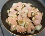 A picture of step 2 of Easy and Healthy Oyakodon.