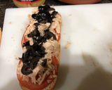Foto del paso 2 de la receta: Bocadillo de atún con brotes de lechuga variada, tomate, olivas negras y mahonesa