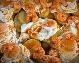 Foto del paso 7 de la receta: Huevos rotos con langostinos