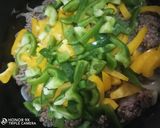 A picture of step 2 of Yellow Capsicum with minced meat.