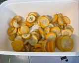 Une image de l'étape 3 de Courgettes jaunes marinées à l’oignon rouge et épices à la plancha.